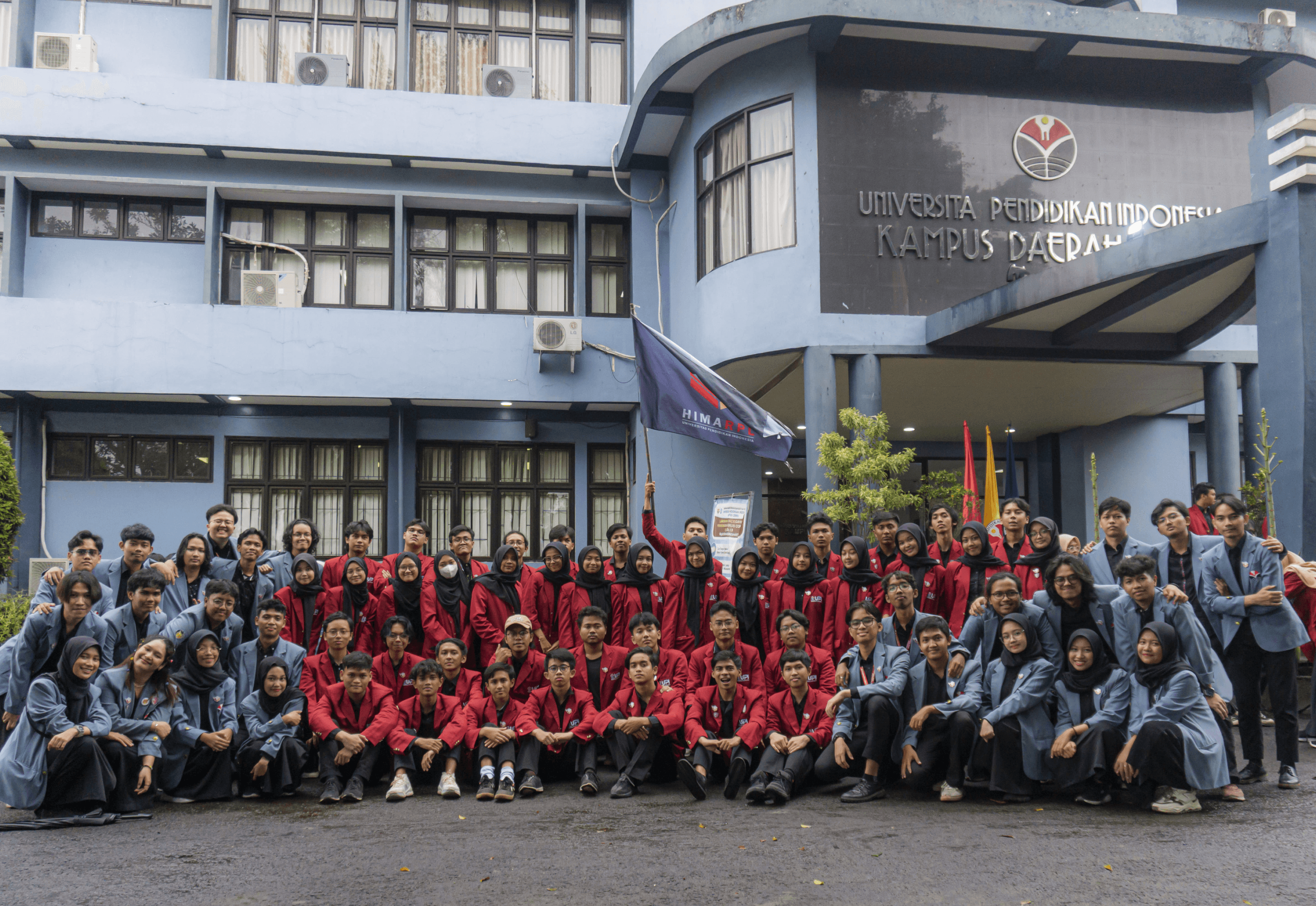 Kumpulan anggota HIMARPL pada saat pelantikan di depan gedung biru kampus UPI di Cibiru